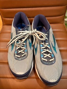 Brooks tennis shoes